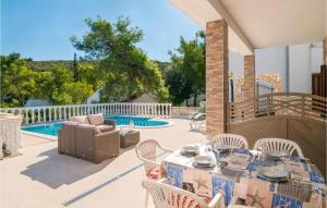 Stunning Home In Grohote With Wifi