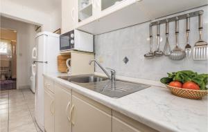 1 Bedroom Amazing Apartment In Kampor