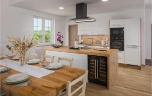 3 Bedroom Cozy Home In Buje 