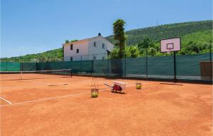 Awesome Home In Runovic With Wifi