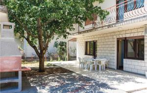 3 Bedroom Gorgeous Apartment In Trogir 
