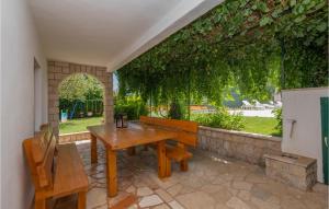 Awesome Home In Runovic With Wifi