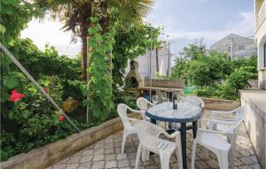 Gorgeous Apartment In Okrug Gornji