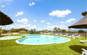 Maisons de vacances 2 Bedroom Awesome Home In Grospierres : photos des chambres