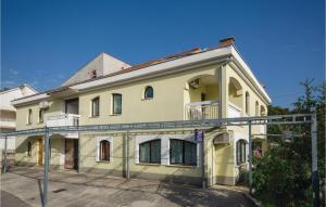 Beautiful Apartment In Okrug Gornji