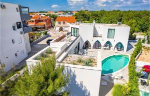 Cozy Home In Srima With Kitchen