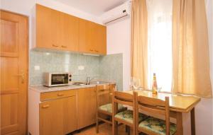 Beautiful Apartment In Okrug Gornji
