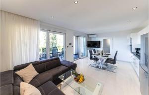 Gorgeous Apartment In Seget Donji