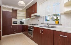 3 Bedroom Stunning Apartment In Icici