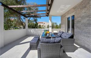 2 Bedroom Nice Home In Betina