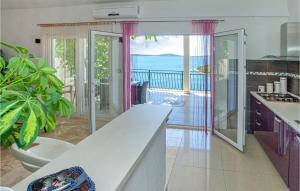 2 Bedroom Lovely Apartment In Vinisce