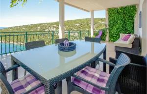 2 Bedroom Lovely Apartment In Vinisce