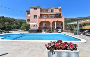 Nice Home In Kastel Luksic With Jacuzzi