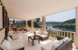 Lovely Home In Pucisca With Jacuzzi