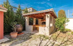 Amazing Home In Vrsi With Wifi