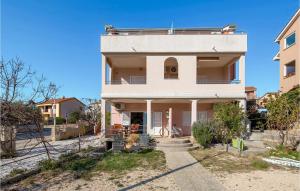 Gorgeous Apartment In Cres With Wifi 