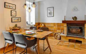 Maisons de vacances Cozy Home In Plouguerneau With Wifi : photos des chambres