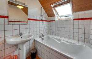 Maisons de vacances Cozy Home In Plouguerneau With Wifi : Maison de Vacances 2 Chambres