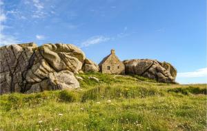 Maisons de vacances Cozy Home In Plouguerneau With Wifi : photos des chambres