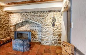 Maisons de vacances 4 Bedroom Awesome Home In Champoly : photos des chambres