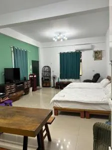 Crescent Bay Bike Hotel - Csicsi