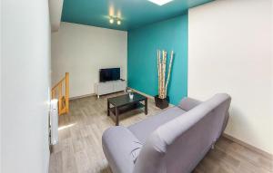 Maisons de vacances 4 Bedroom Awesome Home In Champoly : photos des chambres