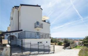 2 Bedroom Nice Apartment In Podstrana