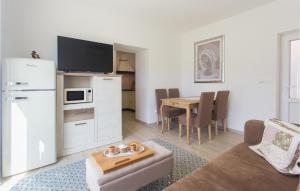 1 Bedroom Amazing Apartment In Podgrade 
