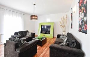 4 Bedroom Lovely Home In Solin 