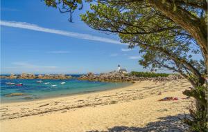 Maisons de vacances Cozy Home In Plouguerneau With Wifi : photos des chambres