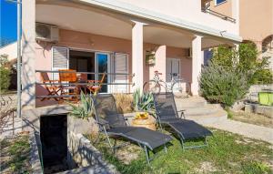 Gorgeous Apartment In Cres With Wifi