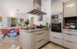 4 Bedroom Cozy Home In Matulji 