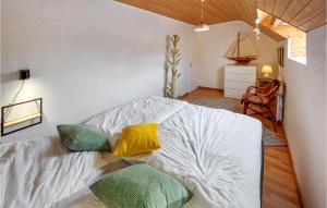 Maisons de vacances Cozy Home In Plouguerneau With Wifi : photos des chambres