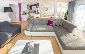 Pet Friendly Home In Zaton