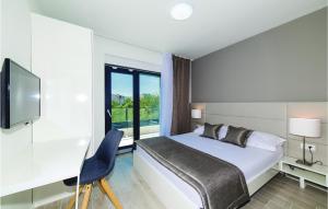 Eight-Bedroom Holiday Home In Kastel Novi