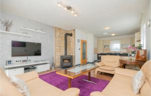 3 Bedroom Beautiful Home In Vinjani Gornji 
