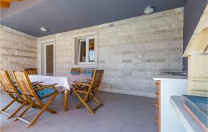 Cozy Home In Bratulici With Kitchen