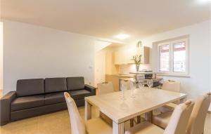 Cozy Home In Bratulici With Kitchen