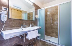 Beautiful Home In Turcic With Wifi 