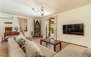 3 Bedroom Cozy Home In Palit