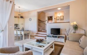 Gorgeous Home In Liznjan With Wifi