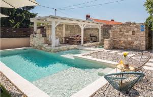 Cozy Home In Peresiji