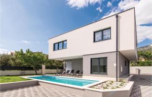 Five-Bedroom Holiday Home In Kastel Kambelovac