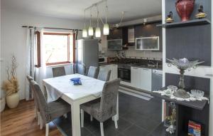 Nice Apartment In Splitska With Wifi 
