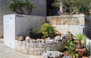 Nice Apartment In Splitska With Wifi 
