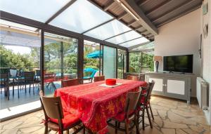 Maisons de vacances Beautiful Home In Signes : photos des chambres