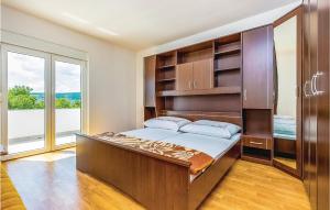 2 Bedroom Awesome Apartment In Grizane 