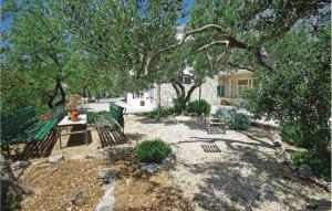 2 Bedroom Cozy Apartment In Makarska 