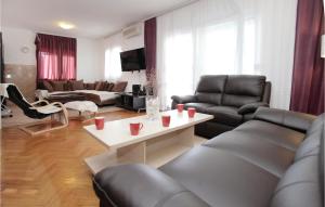 5 Bedroom Lovely Home In Okrug Donji 
