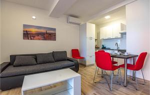 Beautiful Apartment In Brodarica 